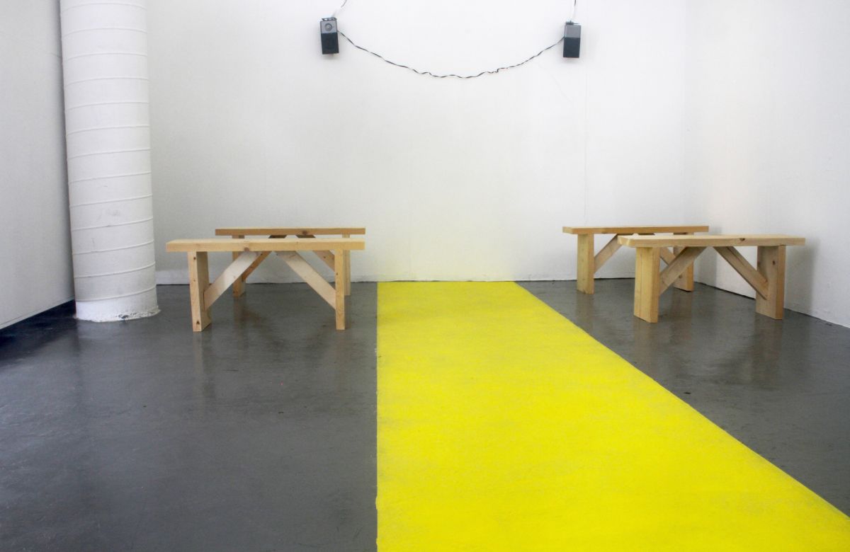 The yellow path, appears or disappears behind a white wall
