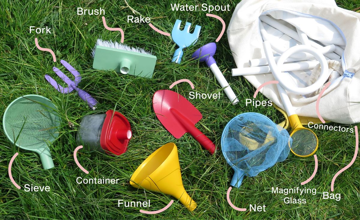 The different parts that are included in Combo. The action parts, connectors, pipes and bags