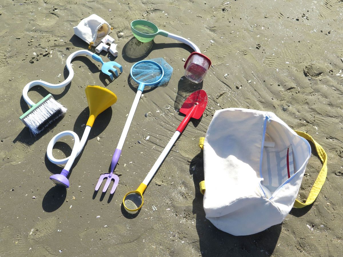 Combo is portable and is intended to be brought to different environments such as beaches, forests, farms and green spaces. All the different parts of Combo fit neatly into the bag for storage and portability