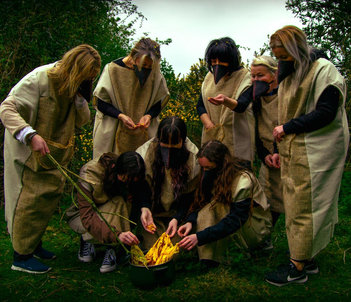 Furze flower fabric dyeing, a traditional ritual of women