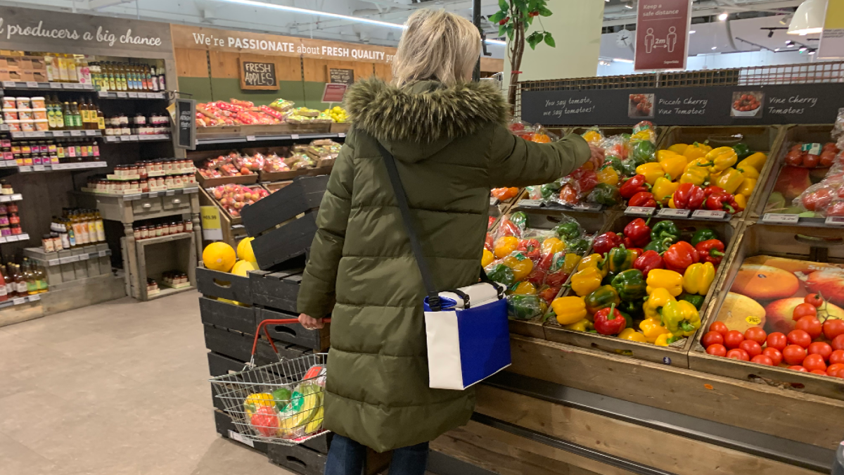 Shoulder strap frees up hand for ease of shopping