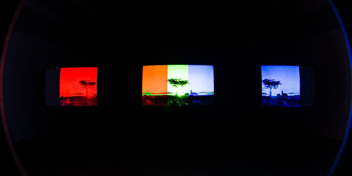 Wide angle still, seeing the images from each screen merge
